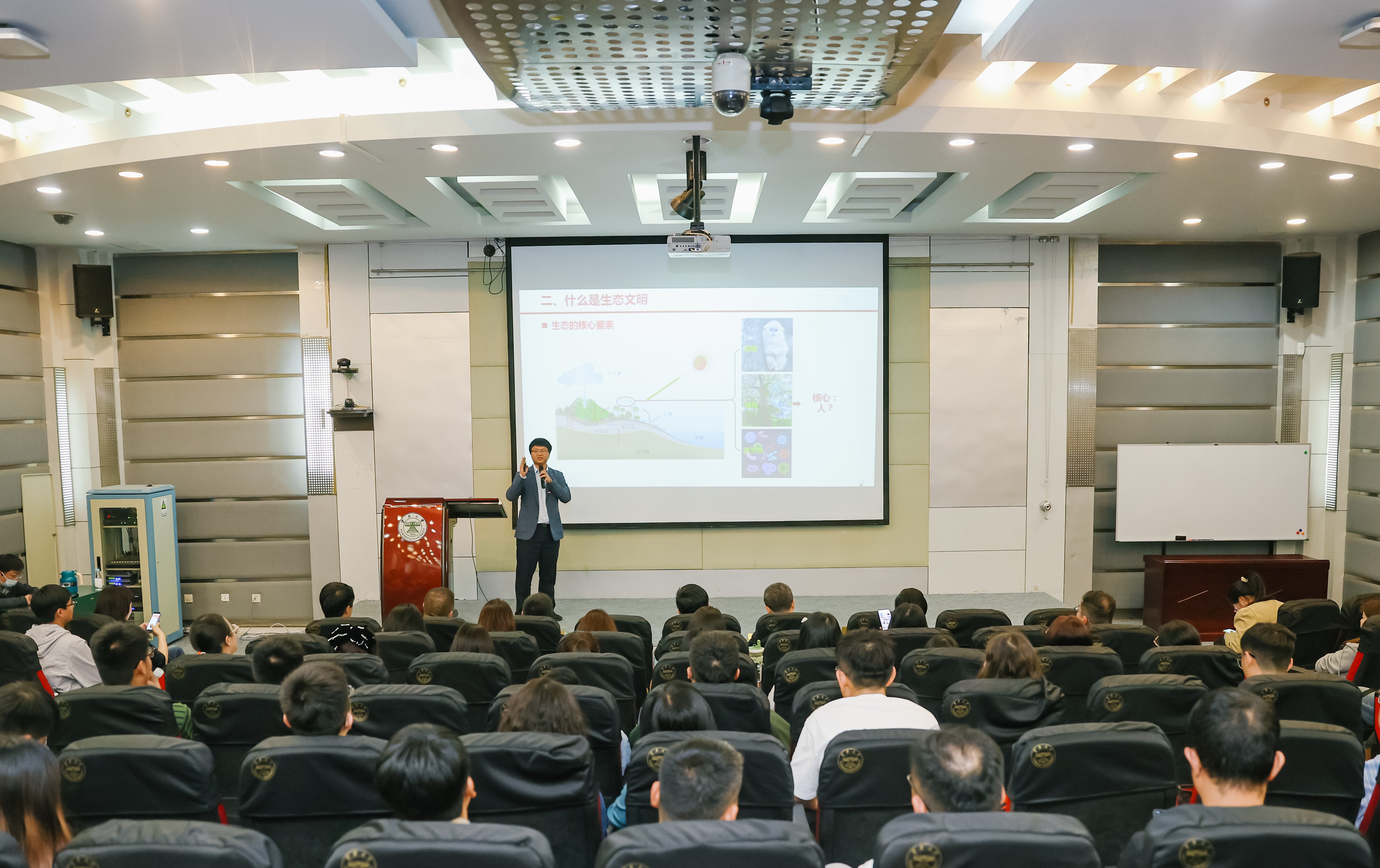 校领导在“云大商旅•立德树人”讲坛为师生作专题报告